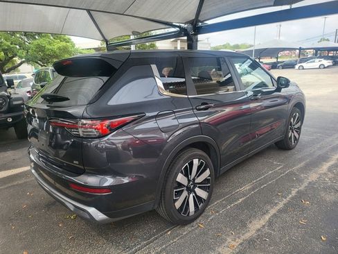 Used 2025 Mitsubishi Outlander SE image 14
