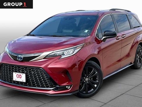 Used 2023 Toyota Sienna XSE FWD image 1