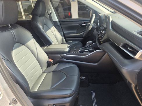 Used 2024 Toyota Highlander XLE AWD/4WD image 21