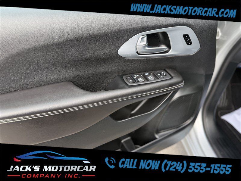 Used 2026 Chrysler Pacifica Limited FWD image 27