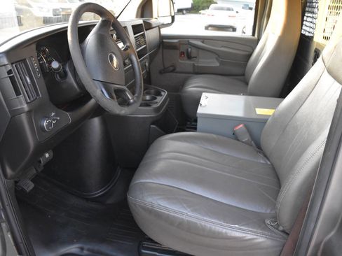 Used 2010 Chevrolet Express 2500 image 9