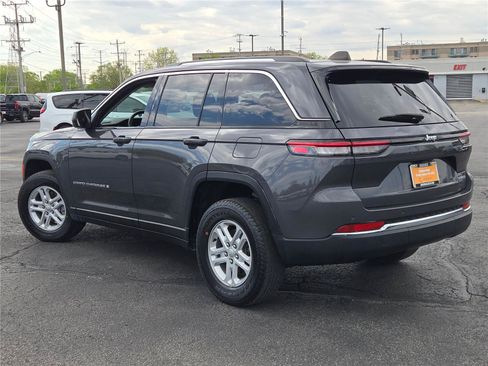 Certified 2024 Jeep Grand Cherokee Laredo RWD image 17