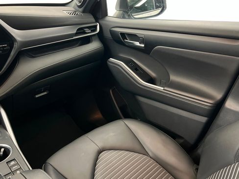 Used 2025 Toyota Highlander XSE AWD/4WD image 11