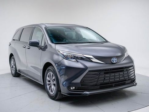 Used 2025 Toyota Sienna XLE image 7