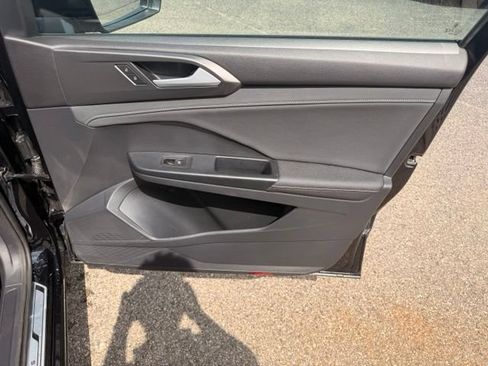 Certified 2025 Volkswagen Taos SE FWD image 18
