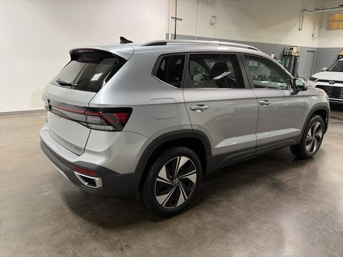 New 2026 Volkswagen Taos SE image 3