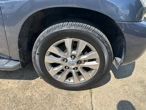 Used 2010 Toyota Sequoia Limited AWD/4WD image 38