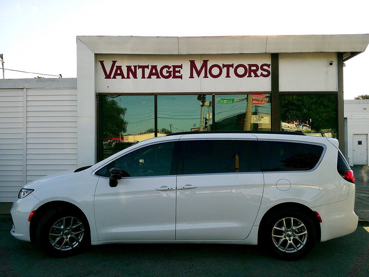Used 2024 Chrysler Pacifica Touring FWD image 8