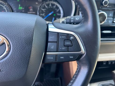 Used 2021 Toyota Highlander XLE AWD/4WD image 44
