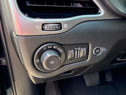 Used 2020 Jeep Cherokee Limited AWD/4WD image 9