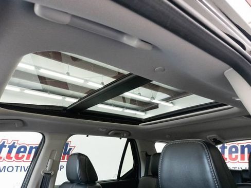 Used 2024 Honda Pilot Touring image 4