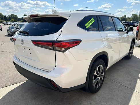 Used 2021 Toyota Highlander XLE AWD/4WD image 5