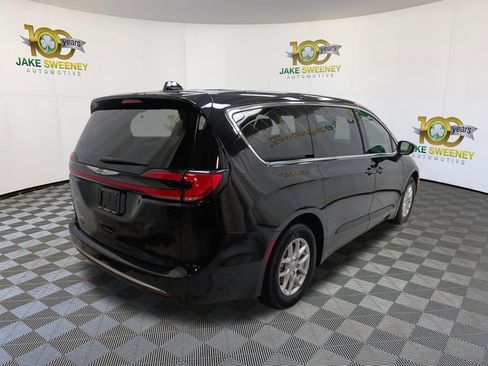 Used 2024 Chrysler Pacifica Touring-L FWD image 9