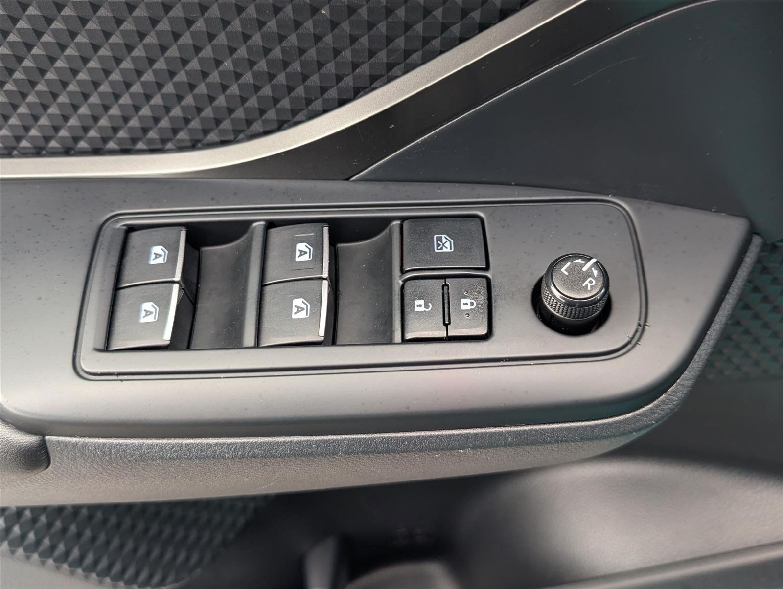 Used 2018 Toyota C-HR XLE FWD image 17