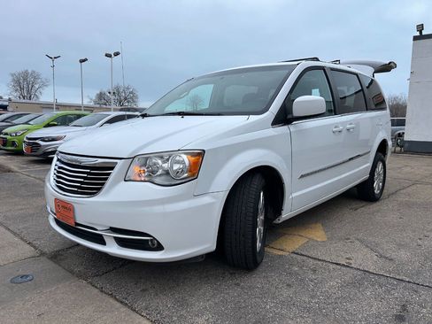 Used 2016 Chrysler Town & Country Touring image 9