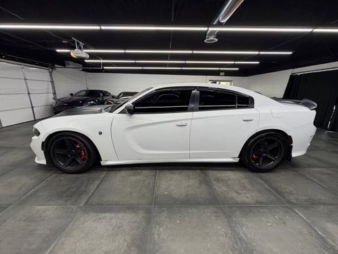 Used 2017 Dodge Charger R/T image 3