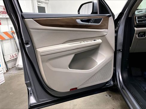 Used 2024 Volkswagen Atlas SE image 25