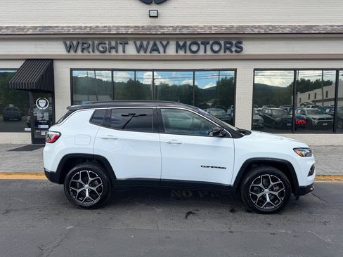 Used 2024 Jeep Compass Limited AWD/4WD image 2