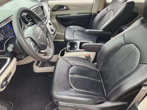 Used 2023 Chrysler Pacifica Touring-L FWD image 10