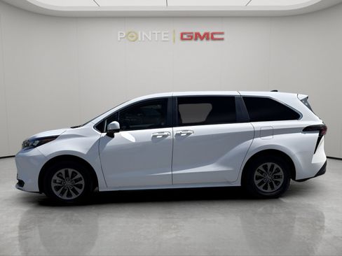 Used 2025 Toyota Sienna LE FWD image 6