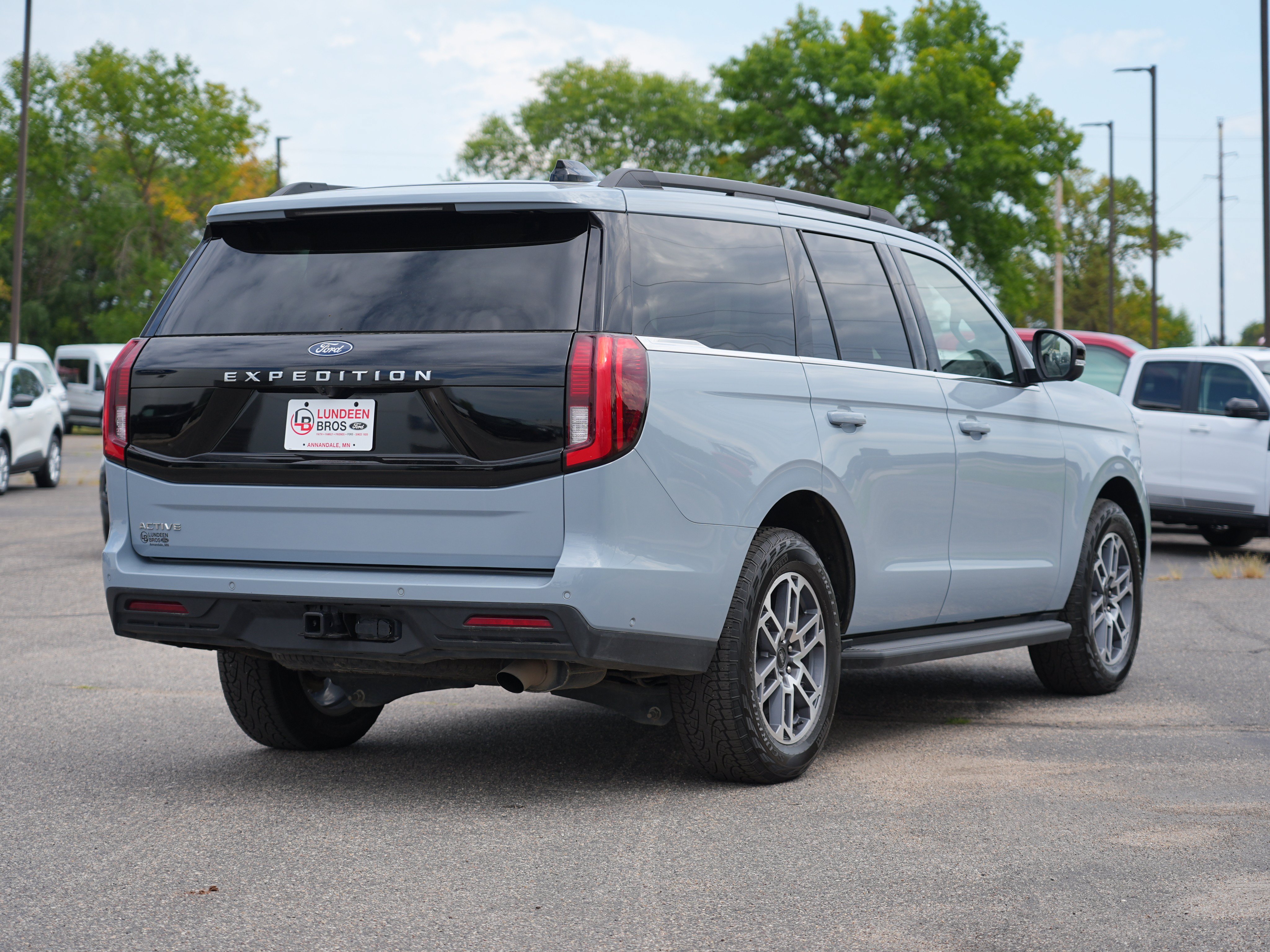 Used 2025 Ford Expedition Active AWD/4WD image 3