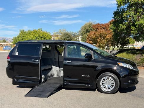 Used 2013 Toyota Sienna XLE w/ Premium Pkg FWD image 5