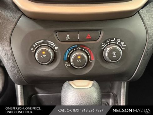 Used 2017 Jeep Cherokee Sport FWD image 26