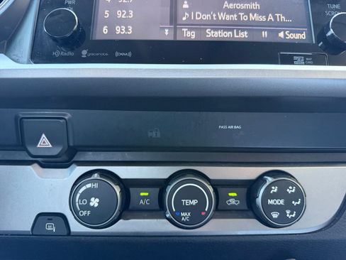 Used 2019 Toyota Tacoma SR5 RWD image 11