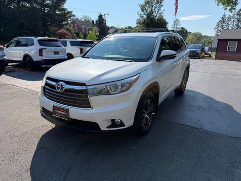 Used 2016 Toyota Highlander XLE AWD/4WD image 3