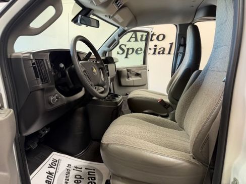 Used 2025 Chevrolet Express 3500 LT w/ LT Preferred Equipment Group RWD image 10