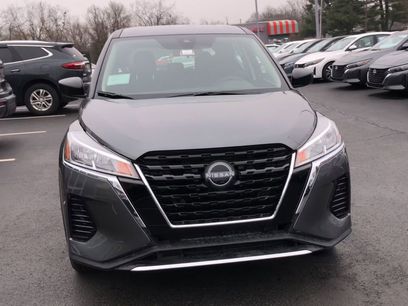 New 2025 Nissan Kicks Play S