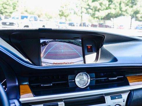 Used 2014 Lexus ES 300h w/ Luxury Package w/Bamboo Trim FWD image 30