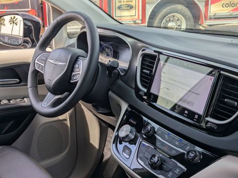 Used 2024 Chrysler Pacifica Touring-L image 12