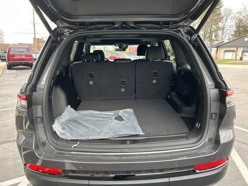 New 2025 Jeep Grand Cherokee image 3