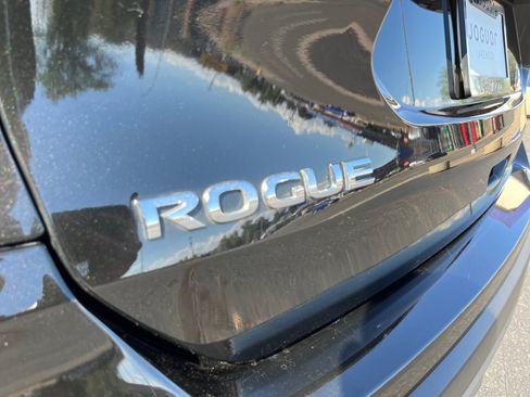 Used 2017 Nissan Rogue SV FWD image 24
