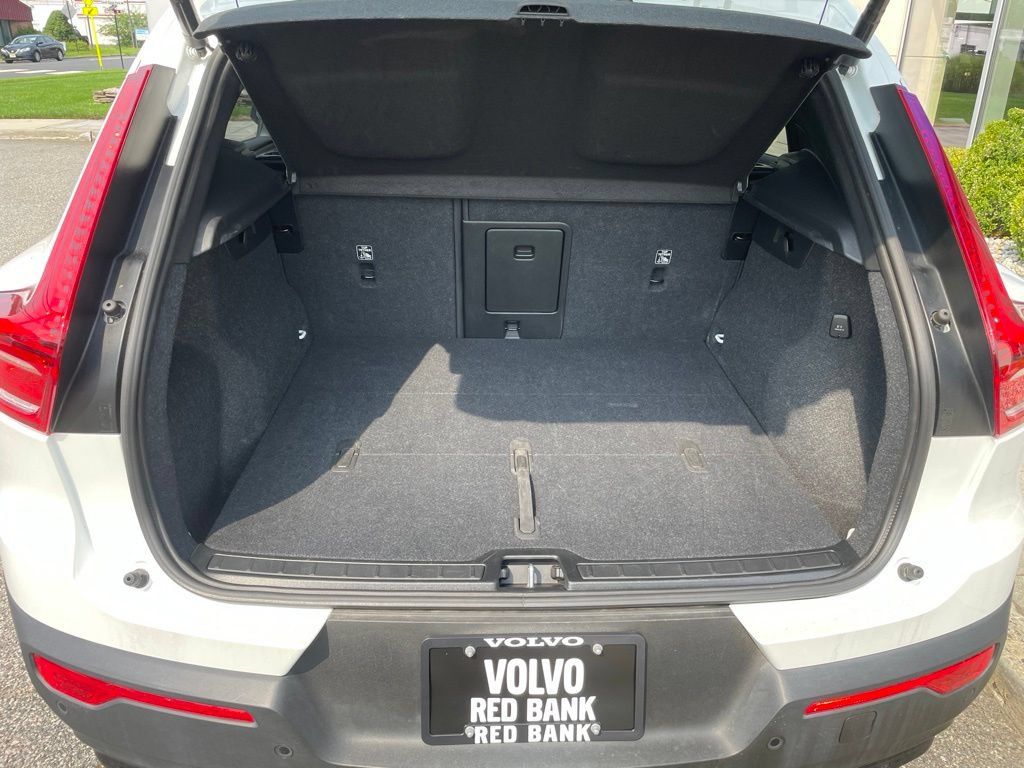 Used 2025 Volvo XC40 B5 Plus AWD/4WD image 12