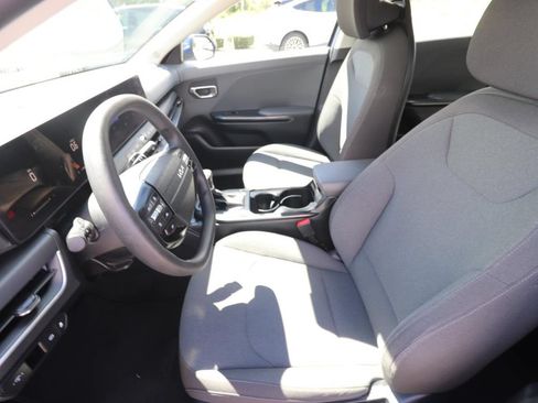 Used 2025 Kia K4 FWD image 2