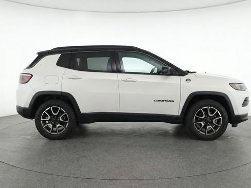Used 2025 Jeep Compass Trailhawk AWD/4WD image 11