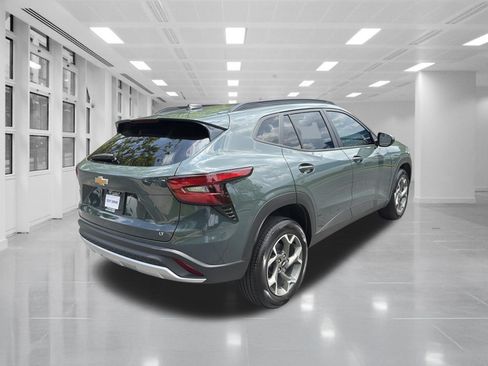 Used 2025 Chevrolet Trax LT w/ Driver Confidence Package FWD image 5