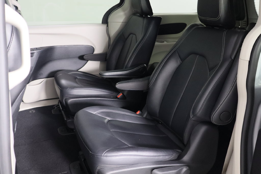 Used 2024 Chrysler Pacifica Limited FWD image 16