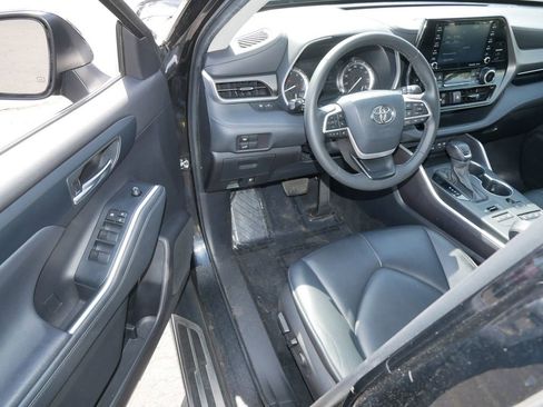Used 2022 Toyota Highlander XLE image 10