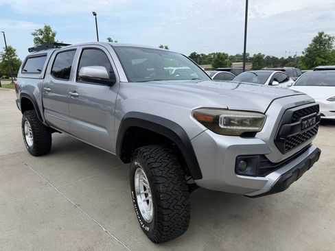 Used 2017 Toyota Tacoma TRD Sport AWD/4WD image 3
