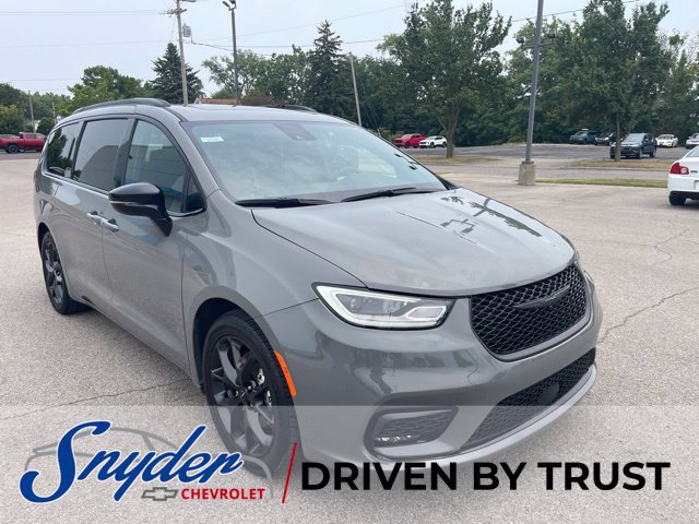 Used 2025 Chrysler Pacifica Limited FWD image 14