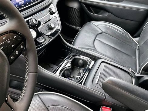 Used 2025 Chrysler Pacifica Limited image 17