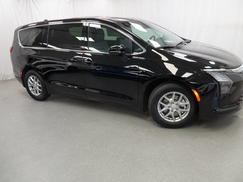 New 2027 Chrysler Pacifica Select FWD image 9