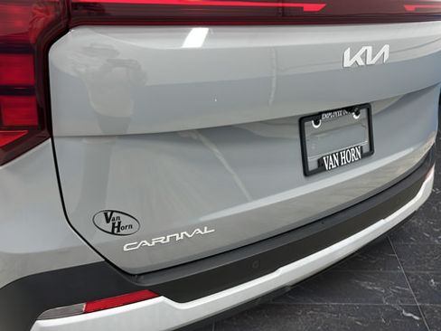 Used 2025 Kia Carnival EX FWD image 40