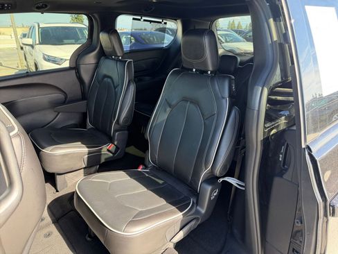 Used 2025 Chrysler Pacifica Limited image 42