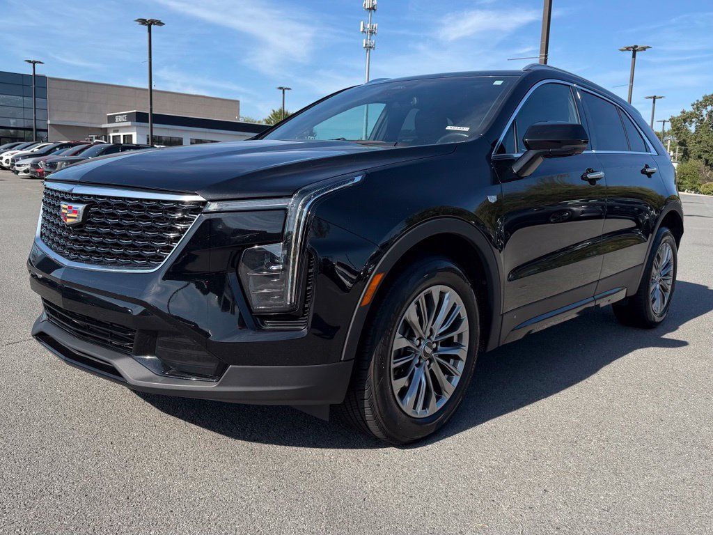 Used 2025 Cadillac XT4 Premium Luxury FWD image 3