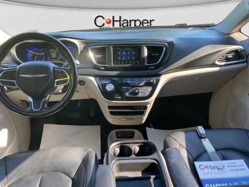 Used 2020 Chrysler Pacifica Touring-L FWD image 25
