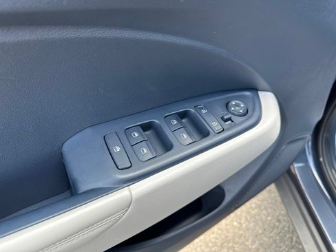 Used 2025 Hyundai Venue Limited FWD image 14